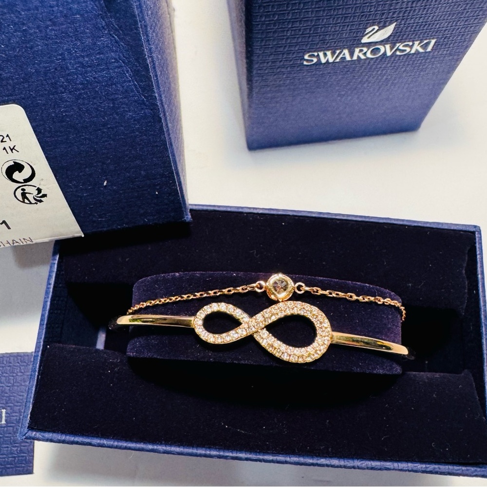 Swarovski Rose Gold Infinity Loop Bangle Bracelet NWT Size Medium - Picture 3 of 16